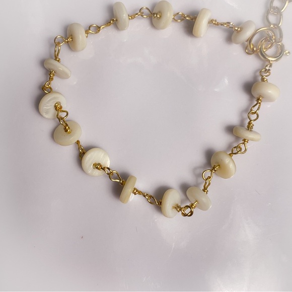 White Shell Bracelet - Picture 4 of 4